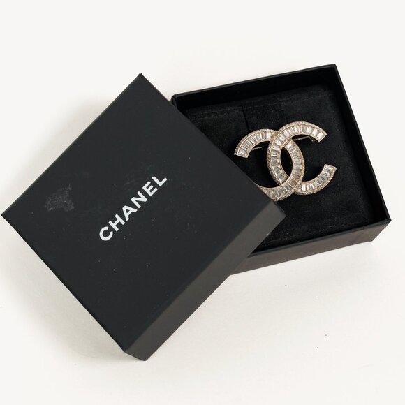 Chanel Baguette Cut Rhinestone CC Logo Brooch - Picture 5 of 5